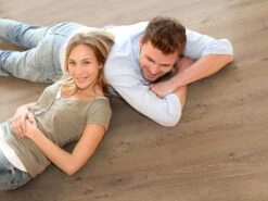 Stratifié Chêne Discret D3668 Mega Plus - Style Maison De Campagne -Sol Fournitures Boutique 8 menschen ambienteELP0psTscLNQG