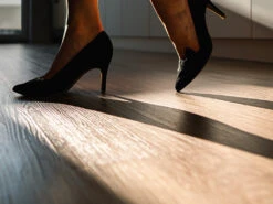 Sol En Vinyle Sur HDF Vintage Pin Rouge-brun Au Format De Lames Larges à L'ancienne -Sol Fournitures Boutique L4080934 3J59vcwhLSZicM