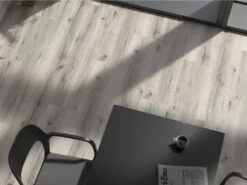 Sol PVC SPC Rigid SPC Rigid Narvi50Plus Avec Isolation Acoustique Lame De Style Maison De Campagne -Sol Fournitures Boutique Narvi 50 Plus REELCENA01 roomC 1 660 bgddlfYnju3ZKMQn3mV