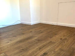 Stratifié Everest Oak Bronze D3077 Mammut Au Format De Lames Larges à L'ancienne -Sol Fournitures Boutique laminatkFjLsSYT2dTR4